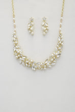 Load image into Gallery viewer, Leaf Pattern Pearl Crystal Necklace
