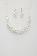 Load image into Gallery viewer, Leaf Pattern Pearl Crystal Necklace
